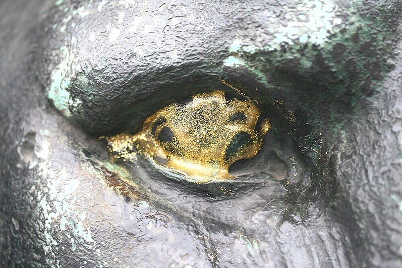 Im November 2010 hatten Unbekannte dem Löwen die Augen angemalt, der Figur daneben die Nägle lackiert. Die Entfernung löste auch die Patina, die bildet sich seitdem neu.