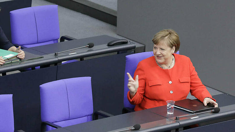 Bundeskanzlerin Angela Merkel hält sich an die Abstandsregel