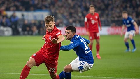 Joshua Kimmich von Bayern und Schalkes Nassim Boujellab (l-r.) im Duell um den Ball. Foto: Bernd Thissen/dpa