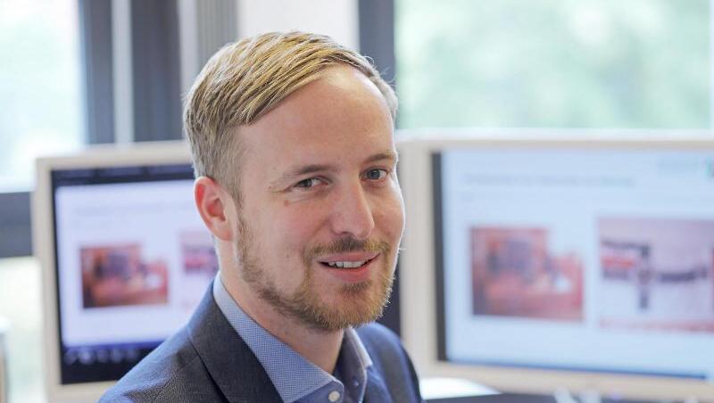 Staatsanwalt Christoph Hebbecker in seinem Büro in Köln. Die Ankläger von der "Zentral- und Ansprechstelle Cybercrime Nordrhein-Westfalen" verfahren nach der Dvise "Verfolgen statt nur löschen". Die Zahl der Beschuldigten beläuft sich mittlerweile auf etwa 80. Staatsanwalt Christoph Hebbecker in seinem Büro in Köln. Die Ankläger von der "Zentral- und Ansprechstelle Cybercrime Nordrhein-Westfalen" verfahren nach der Dvise "Verfolgen statt nur löschen". Die Zahl der Beschuldigten beläuft sich mittlerweile auf etwa 80.