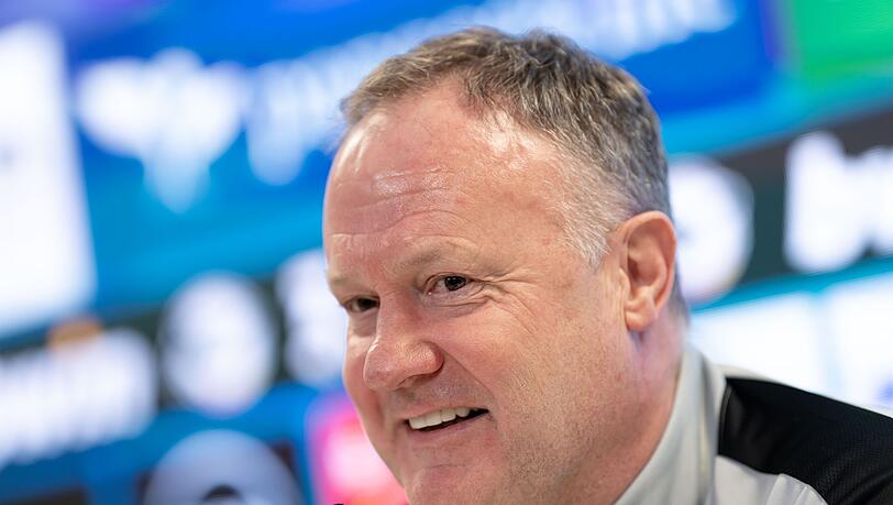 Interimstrainer Frank Schmöller spricht während einer Pressekonferenz.