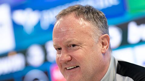 Interimstrainer Frank Schmöller spricht während einer Pressekonferenz.