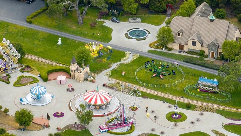 Die Neverland-Ranch, die zuletzt sehr verwahrlost war, erstrahlt für die Dreharbeiten zu "Michael" in neuem Glanz.