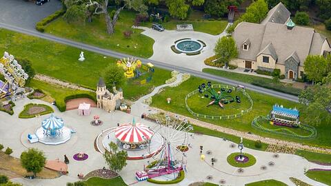 Die Neverland-Ranch, die zuletzt sehr verwahrlost war, erstrahlt für die Dreharbeiten zu "Michael" in neuem Glanz.