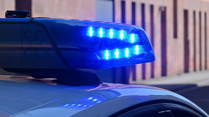 Ein Polizeifahrzeug mit Blaulicht am Tatort. (Symbolbild) +++ dpa-Bildfunk +++