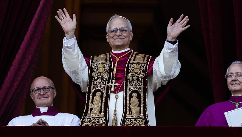 Kaum-zu-glauben-Als-der-neue-Papst-vor-der-Wahl-den-Film-Konklave-schaute