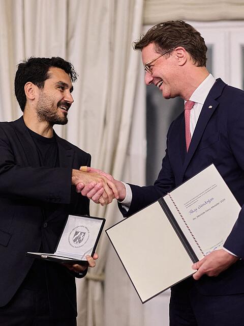 G&uuml;ndogan sollte den Preis eigentlich schon im vergangenen Jahr bekommen. Jetzt wurde das nachgeholt.