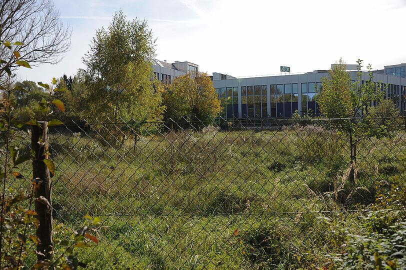 Drama im Stadtteil Perlach. Drei Kinder sind über den Zaun einer Kita gestiegen. Sie liefen auf die Gleise der S-Bahn. Ein Kind wurde von einem Zug erfasst.