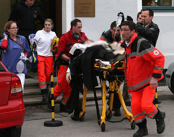 11. Januar 2012: Im Dachauer Amtsgericht wurde ein Staatsanwalt erschossen. Inzwischen sind 70 neue Wachleute zur Sicherheit in Bayern eingestellt worden.