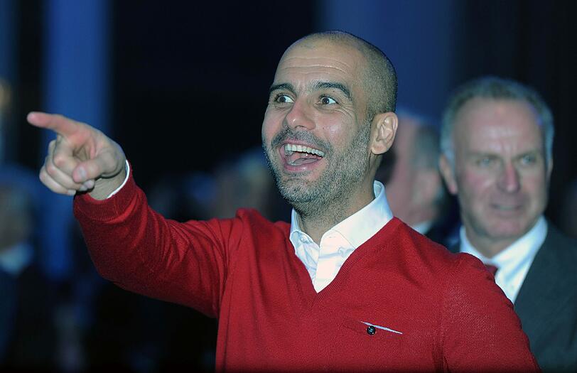 Etwas später sah das beim Erfolgstrainer ganz anders aus. Locker und lächelnd feiert Pep mit den Spielern.