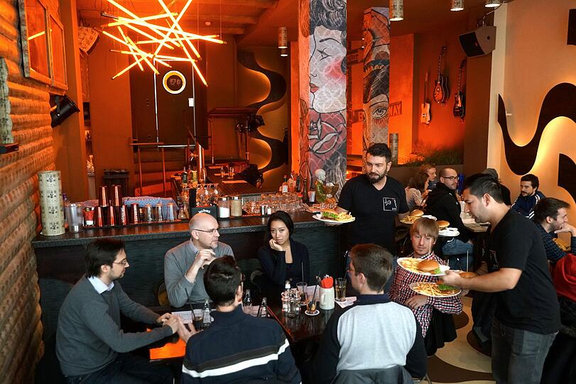 Tagsüber Burgerlokal, abends Club - und am Wochenende Fußballkneipe. Das B3 in der Sendlinger Straße hat viele Gesichter.