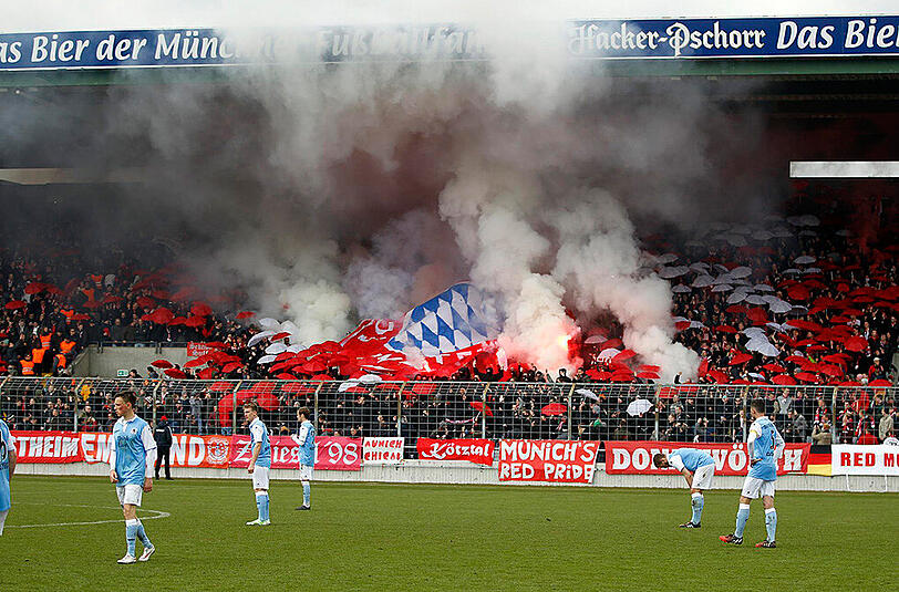 Beim Amateurderby im April sorgten Fans für Rauch im Stadion.