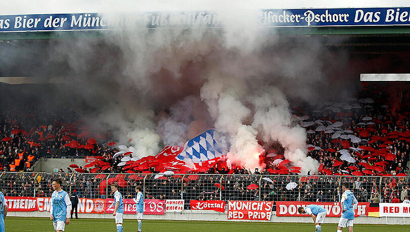 Beim Amateurderby im April sorgten Fans für Rauch im Stadion. Beim Amateurderby im April sorgten Fans für Rauch im Stadion.