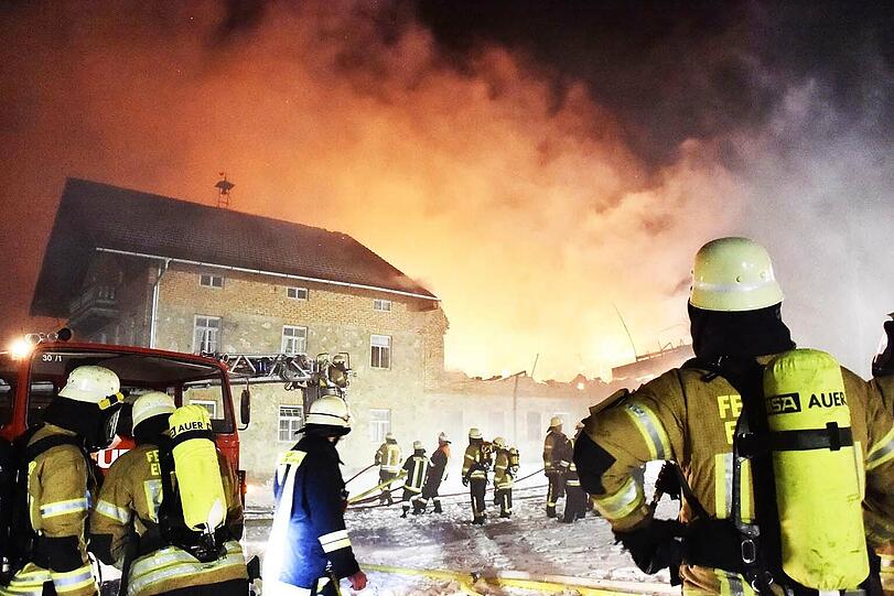 Kurz vor 23 Uhr gingen mehrere Notrufe ein. Als die freiwillige Feuerwehr eintraf, stand die komplette Scheune bereits in Flammen.