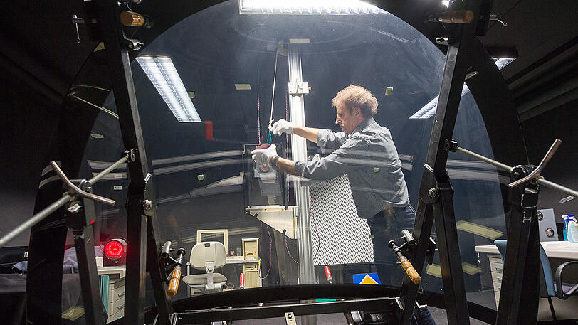 Mit einer Zug-Frontscheibe im Lichtlabor: Fachkoordinator Lichttechnik der Deutschen Bahn Josef Stieger testet eventuelle Farbverschiebungen.