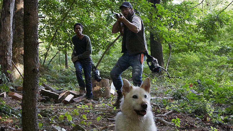 Paul (Joel Edgerton) und sein Sohn Travis (Kelvin Harrison Jr.) haben kein Interesse an ungebetenem Besuch.