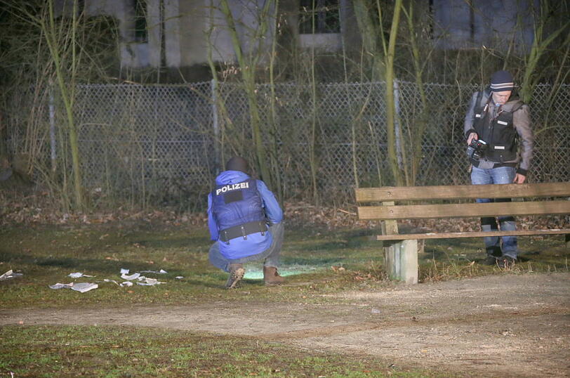 Beamte suchen nach den flüchtigen Tätern - Sanitäter versorgen die Verletzten. In Mühldorf am Inn haben sich am Freitag dramatische Szenen abgespielt.