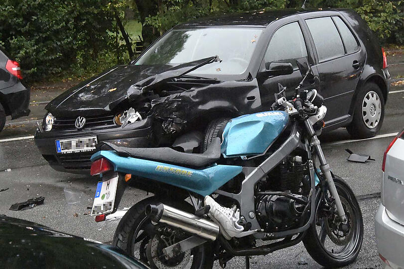 Bei dem Unfall in der Balanstraße war ein Motorrad mit einem Pkw kollidiert, der vermutlich ausfahren oder wenden wollte.