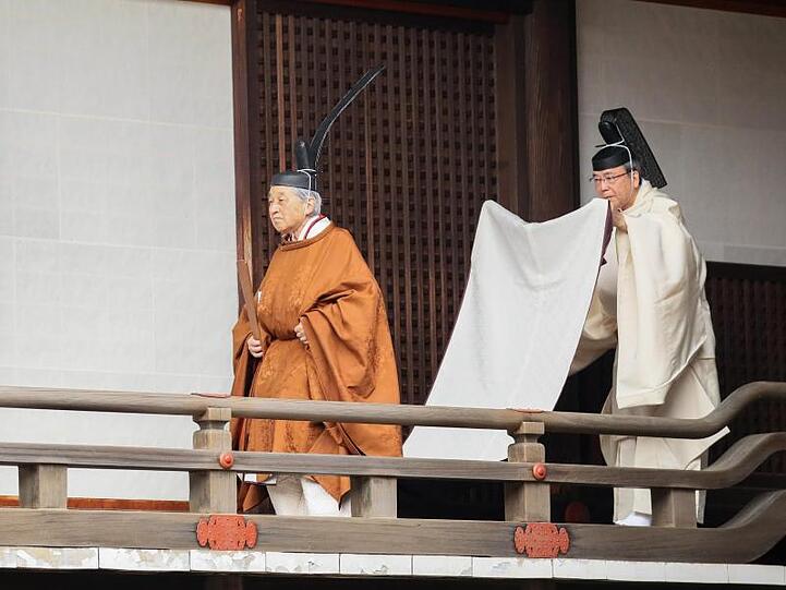Kaiser Akihito geht im Kaiserpalast zu einem Ritual, um seine Abdankung mitzuteilen.