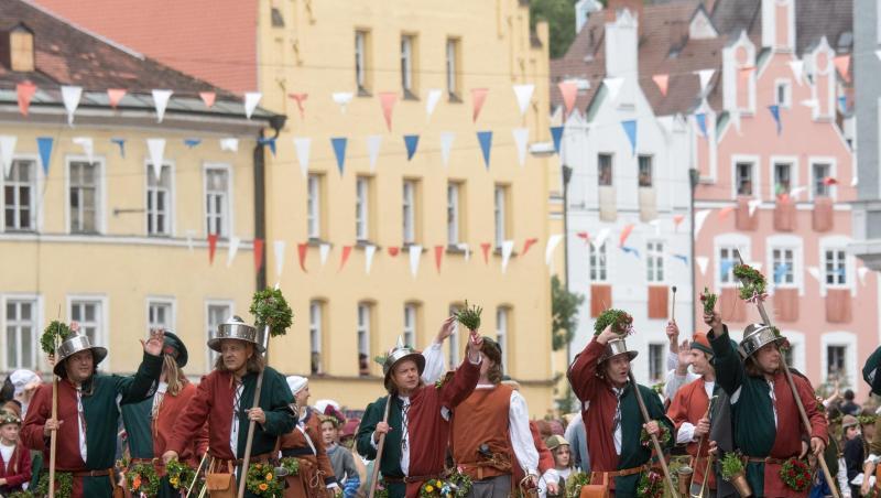 Teilnehmer in historischer Kleidung gehen während dem Umzug der Landshuter Hochzeit durch die Altstadt. Foto: picture alliance / Armin Weigel/dpa/Archivbild Teilnehmer in historischer Kleidung gehen während dem Umzug der Landshuter Hochzeit durch die Altstadt. Foto: picture alliance / Armin Weigel/dpa/Archivbild