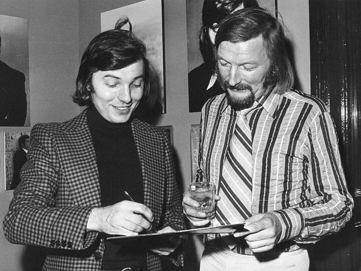 Karel Gott gibt dem Bandleader James Last ein Autogramm.