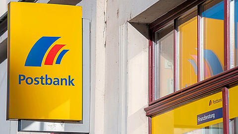Noch gibt es rund 550 Postbankfilialen. Der Kontakt zu den Kunden soll sich künftig ins Internet verlagern. (Symbolbild)