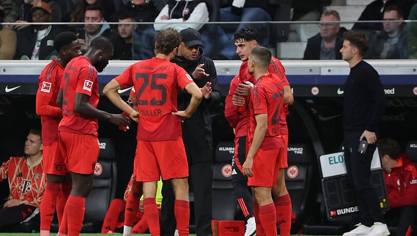 Klare Marschroute: Trainer Kompany (hinten) gibt seinen Stars um Ur-Bayer Müller die Richtung vor - die ziehen kollektiv mit, ebenso Sportvorstand Eberl (r.).