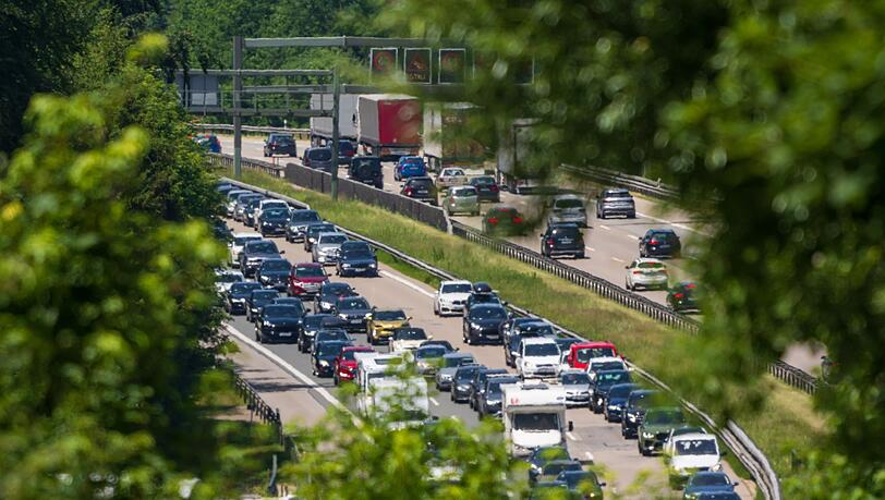 Zum Wochenende rechnet der ADAC wieder mit Staus auf Autobahnen. (Archivbild)