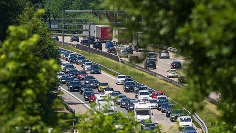 Zum Wochenende rechnet der ADAC wieder mit Staus auf Autobahnen. (Archivbild)