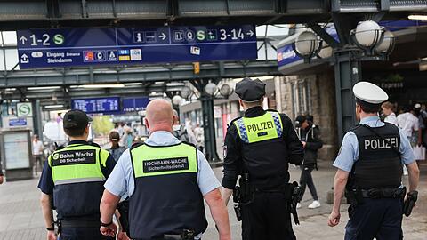 An den Bahnhöfen wollen Bundespolizei und DB Sicherheit gemeinsam die Präsenz erhöhen, um Straftaten vorzubeugen und das Sicherheitsgefühl der Reisenden zu stärken. (Archivfoto)