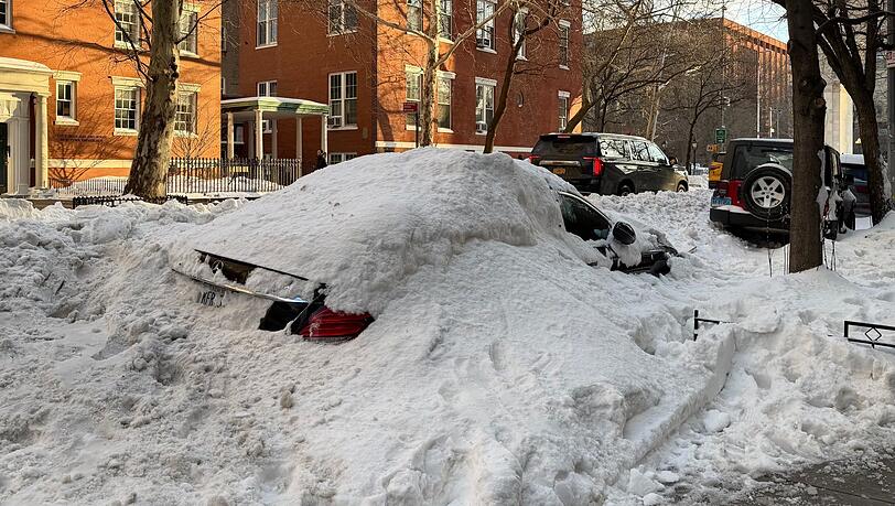 Auch wenn gro&szlig;e Teile Deutschlands unter einer wei&szlig;en Schneedecke liegen - die Menge reicht nicht an die Schneemassen in den USA heran.