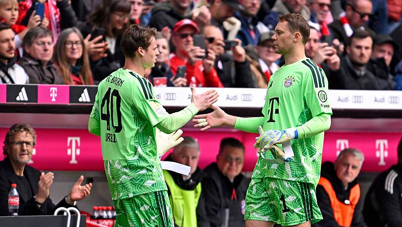 Klatschte Jonas Urbig vor seiner Auswechslung ab: Manuel Neuer. Klatschte Jonas Urbig vor seiner Auswechslung ab: Manuel Neuer.
