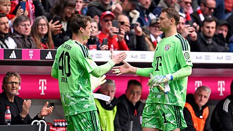 Klatschte Jonas Urbig vor seiner Auswechslung ab: Manuel Neuer.