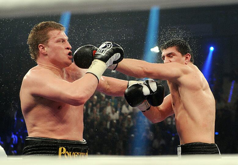 Marco Huck verlor Samstagnacht in der Porsche-Arena Stuttgart nach Punkten gegen Titelverteidiger Alexander Powetkin. Am Ring saß auch der Brite Dereck Chisora. Der 28-Jährige hatte eine Woche zuvor in München für einen Skandal gesorgt. Die Bilder