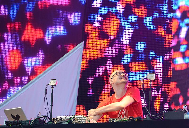 Wolkenbruch und Matsch statt "sky" und "sand" - trotzdem feiern am Sonntag 20.000 Fans den Berliner DJ Paul Kalkbrenner am Königsplatz.