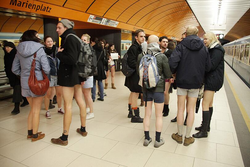 So macht U-Bahn fahren Spaß. Die Bilder vom Unterhosen-Flashmob in München.