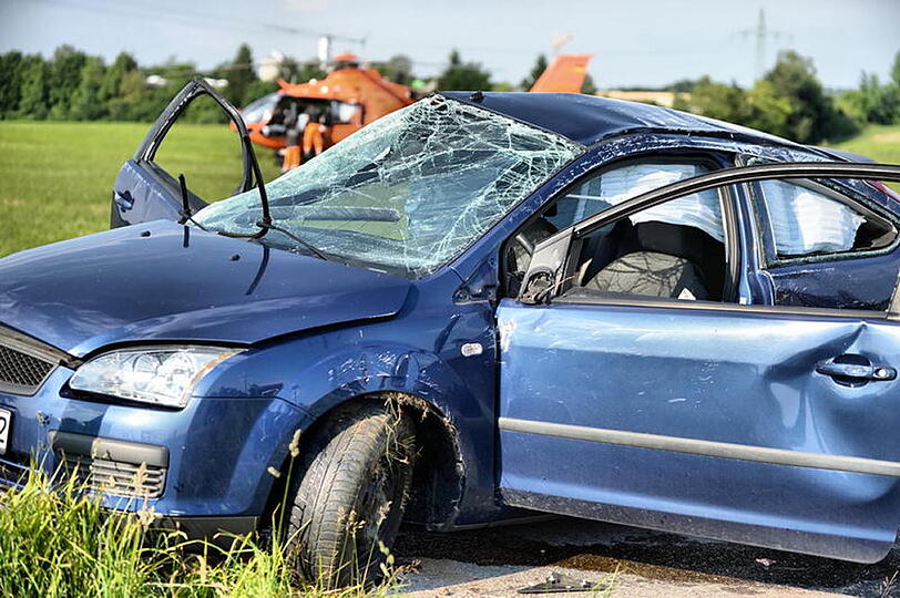 Unfall mit Folgen: Ein 18-Jähriger kam mit seinem Auto von der Straße ab und überschlug sich mehrere Male.