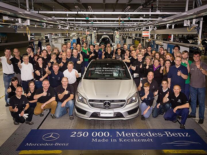 Die Mitarbeiter freuen sich über den 250.000 Mercedes in Werk Ungarn
