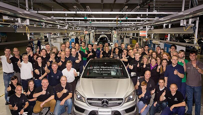 Die Mitarbeiter freuen sich über den 250.000 Mercedes in Werk Ungarn Die Mitarbeiter freuen sich über den 250.000 Mercedes in Werk Ungarn