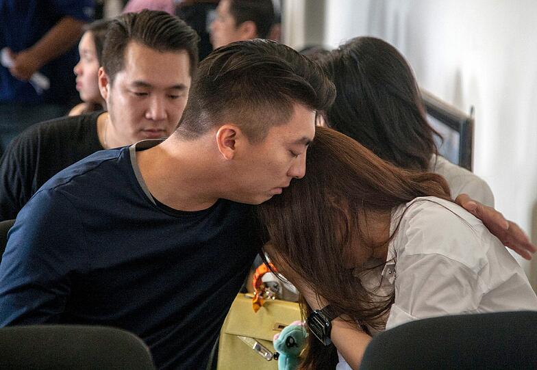 Die Angehörigen der vermissten Passagiere der AirAsia-Maschine hoffen und bangen