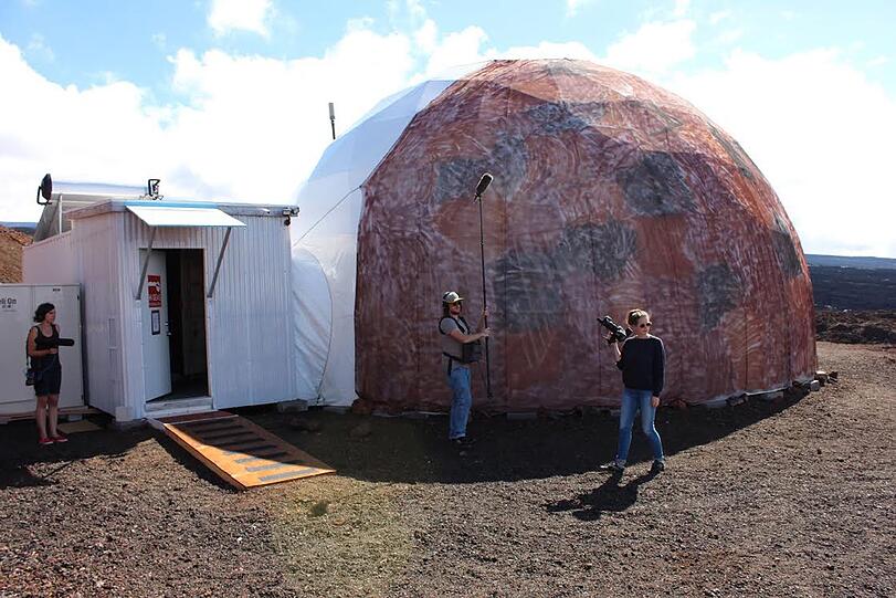 Bei dem gemeinsamen Projekt der Universität Hawaii und der US-Weltraumbehörde Nasa hatte die kleine Gruppe von Forschern getestet, wie man unter widrigen Bedingungen für lange Zeit auf engem Raum zusammenleben kann.
