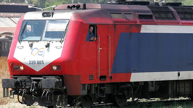 Eine Lokomotive der Griechischen Eisenbahnen (OSE) in einem Bahn-Depot im Westen von Athen.
