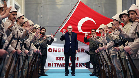 Junge Unterstützer in historischen Militäruniformen begrüßen den türkischen Staatspräsidenten Recep Tayyip Erdogan in Istanbul.