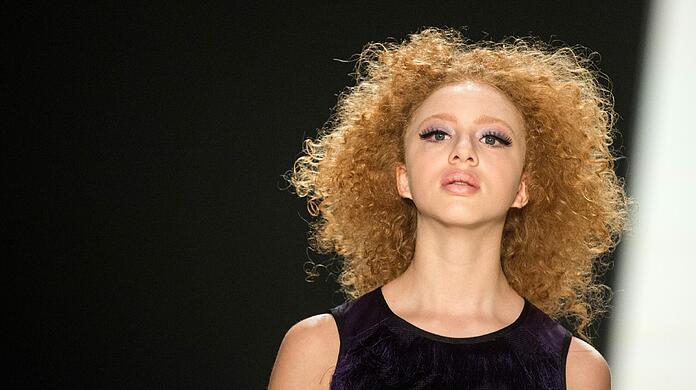 Model und Becker-Tochter Anna Ermakowa zeigt sich in neuem Look - ohne ihren typischen Lockenkopf.