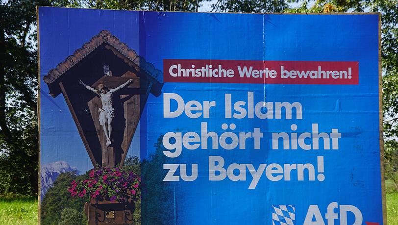 Im Vordergrund der Ausstellung steht die Frage, "ob und inwiefern die gesellschaftliche Polarisierung in den Jahren vor der Machtübernahme der Nationalsozialisten mit unserer Gegenwart verglichen werden kann, soll – oder sogar muss." Im Vordergrund der Ausstellung steht die Frage, "ob und inwiefern die gesellschaftliche Polarisierung in den Jahren vor der Machtübernahme der Nationalsozialisten mit unserer Gegenwart verglichen werden kann, soll – oder sogar muss."