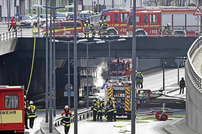 Brennender Reisebus am Mittleren Ring in Giesing: Die Feuerwehr ist mit einem Großaufgebot im Einsatz.