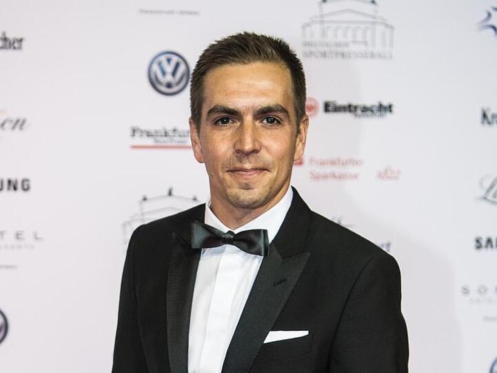 Philipp Lahm, ehemaliger Fußballspieler der deutschen Nationalmannschaft, steht auf dem roten Teppich. Foto: Andreas Arnold/Archiv