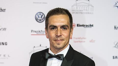 Philipp Lahm, ehemaliger Fußballspieler der deutschen Nationalmannschaft, steht auf dem roten Teppich. Foto: Andreas Arnold/Archiv