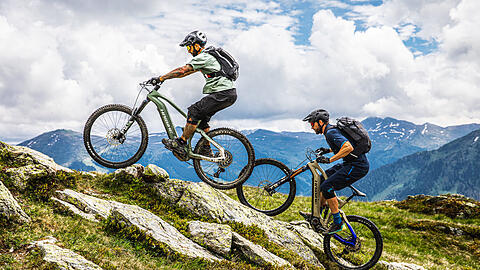 Zwei E-Mountainbikes der bayerischen Marke Hai-Bike im Einsatz. Die Gruppe, zu der auch Winora und Ghost geh&ouml;ren, musste jetzt Insolvenz anmelden.  (Archivbild)