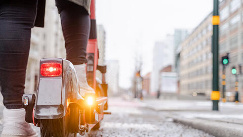 Die neue Flotte von Voi hat Blinker und bessere Bremsen.